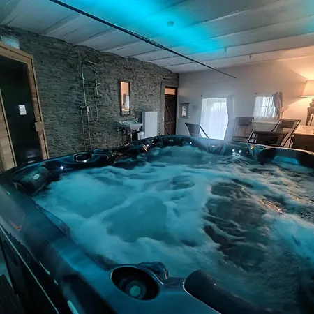 House With Jacuzzi In Menufontaine, 180 M² For 8 People.