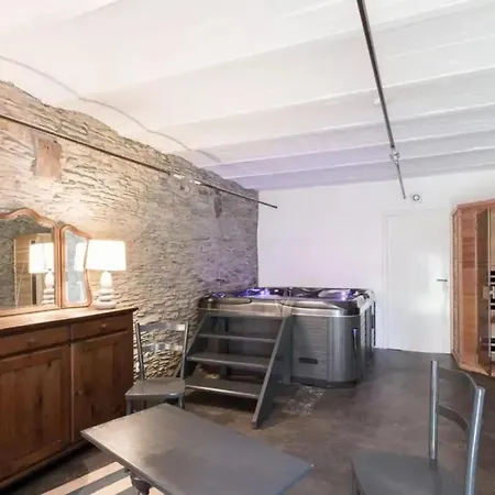 House With Jacuzzi In Menufontaine, 180 M² For 8 People.